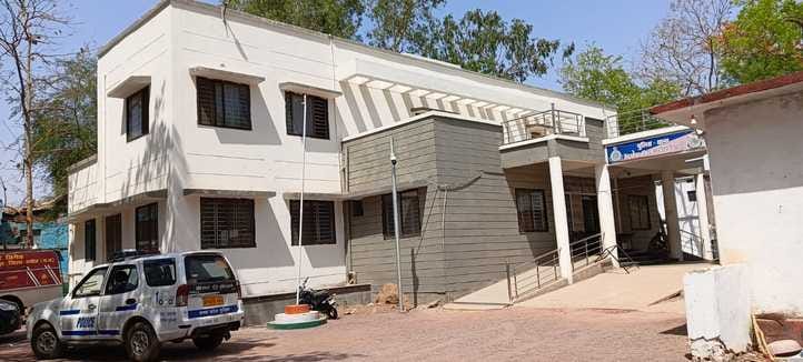 Damoh News Police station is running from old building new one is showpiece complainants are getting troubled