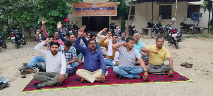 Electricity employees warned of a massive agitation on May 1