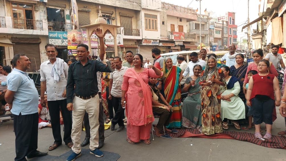 People's anger erupted due to water shortage in Arya sub-city, Parashuram Chowk was blocked