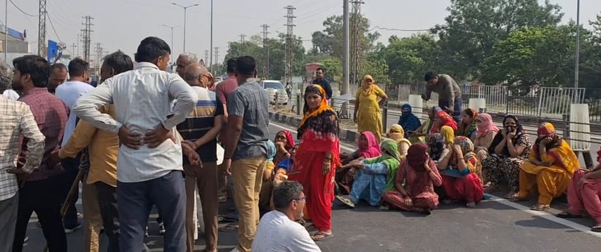 Drinking water crisis deepens, people protest by blocking the road