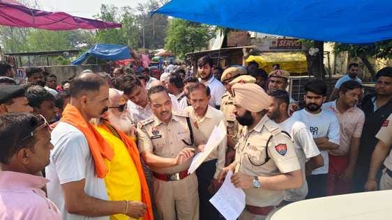 March against outsiders in Monday market, pamphlets filled