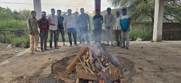 अंतिम संस्कार करते युवा