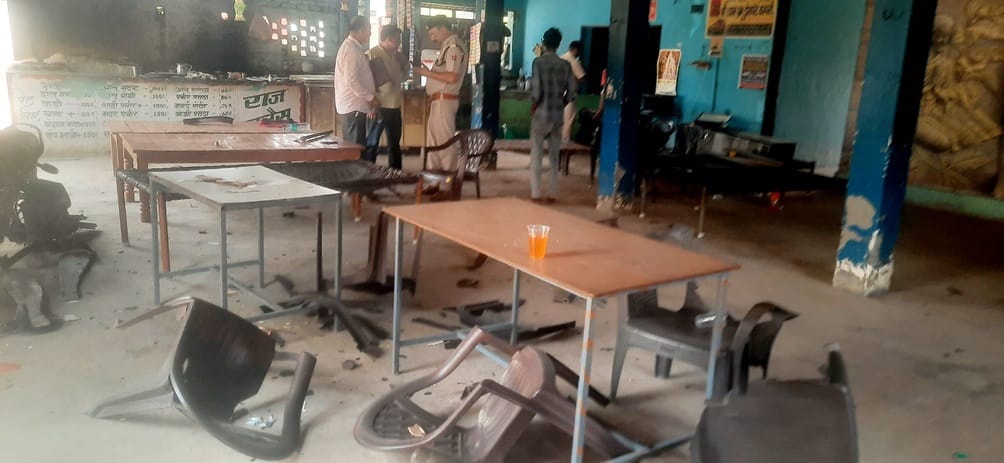 Hotel operator did not prepare food for 8 people, youths vandalised the hotel and looted 9 thousand rupees by firing