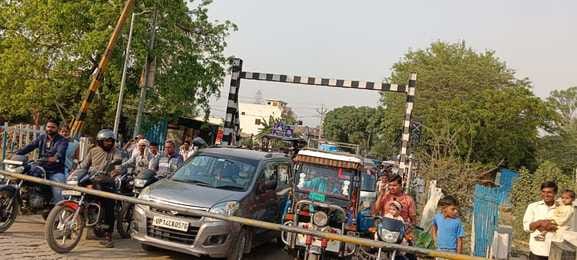The railway gate was closed for one hour, causing a traffic jam