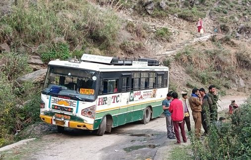 Belts of Transport Corporation bus broke on Chaura Rupi road, accident averted