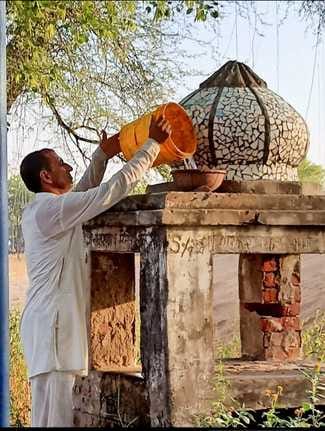 Arrangement of water for birds by keeping water troughs