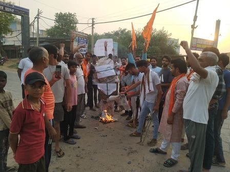 Sihama villagers burnt the effigy of Pakistan