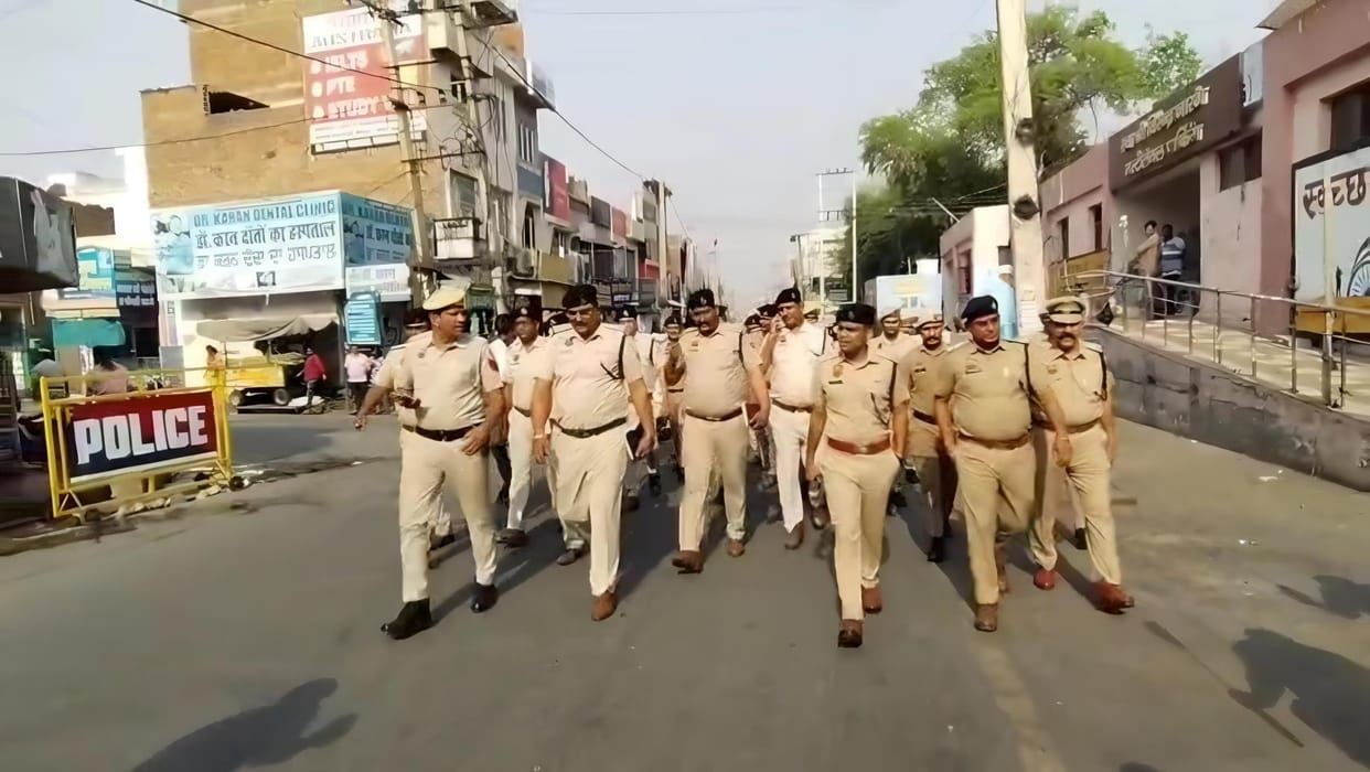 SP inspected the traffic system by patrolling the city on foot