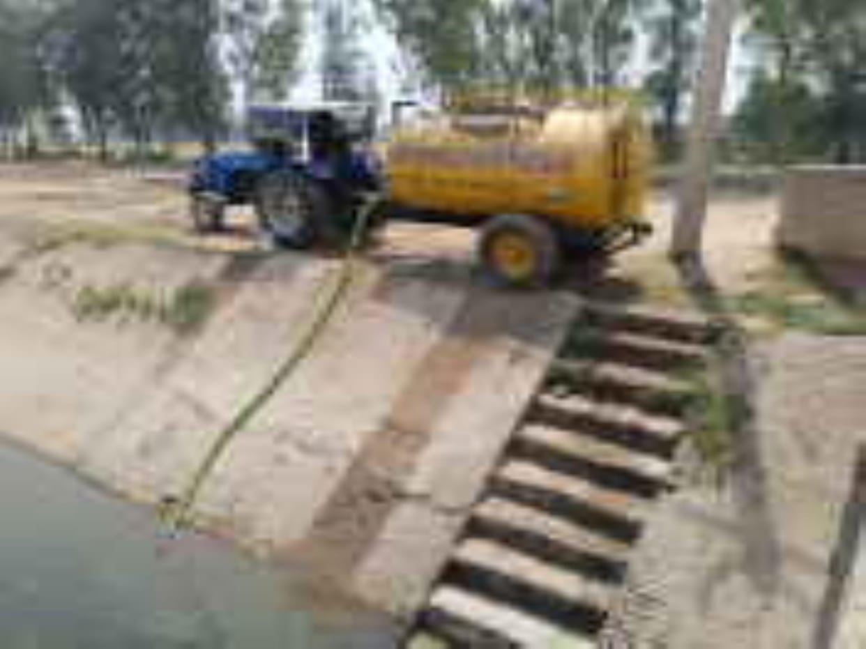 There is a serious crisis of drinking water in the huts built in the fields, only support is from tankers