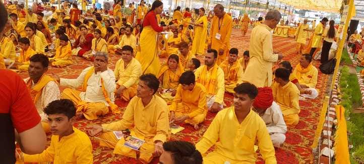 Sehore News Storyteller Pandit Pradeep Mishra said Gayatri Parivar is giving values to society