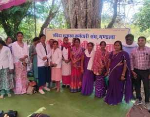 हड़ताल में बैठे संविदा कर्मचारी