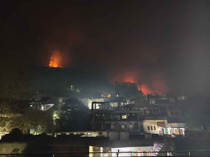 Forest fire reached Bhairon Mandir road, smoke covered the volcano area