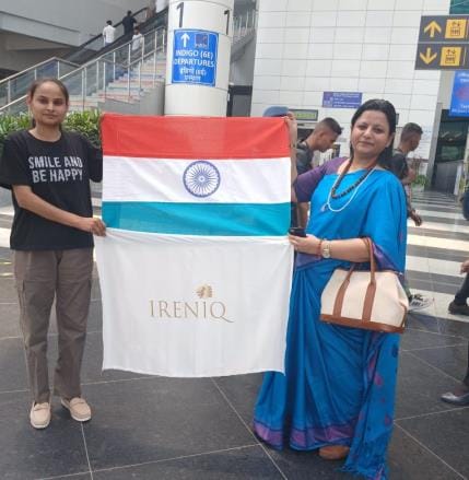 Hathras's daughter hoisted the flag on Fansipan Peak