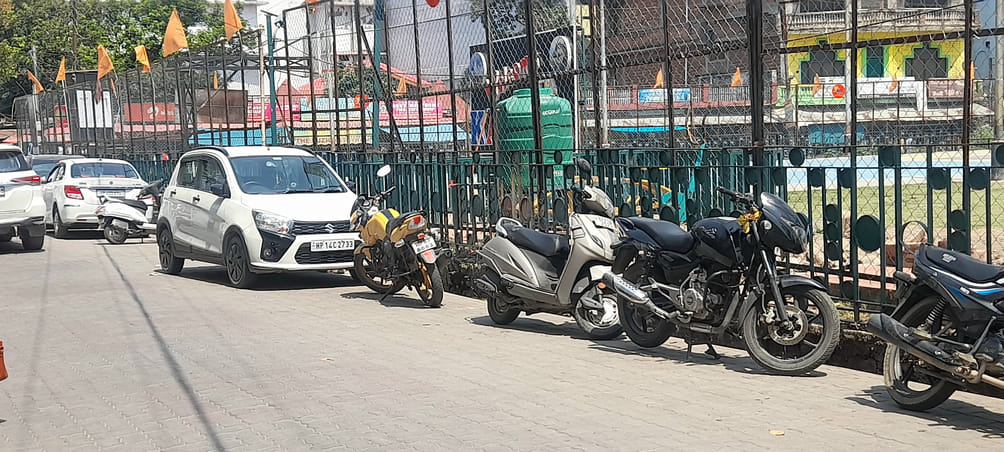 Vehicles in no parking zone, drivers defying orders