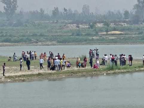 Body of a youth who drowned in Yamuna was found, search for two continues, uproar by family members