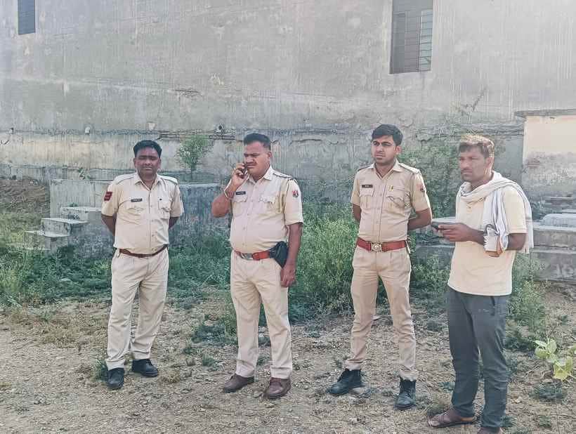 गांव में तैनात पुलिस बल