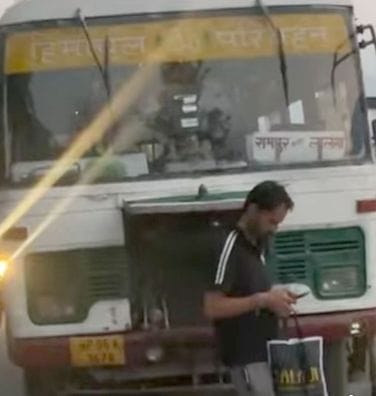Bus breaks down on Rampur-Lalsa route, people troubled