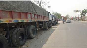 Traffic derailed due to breakdown of truck on Rampur Road