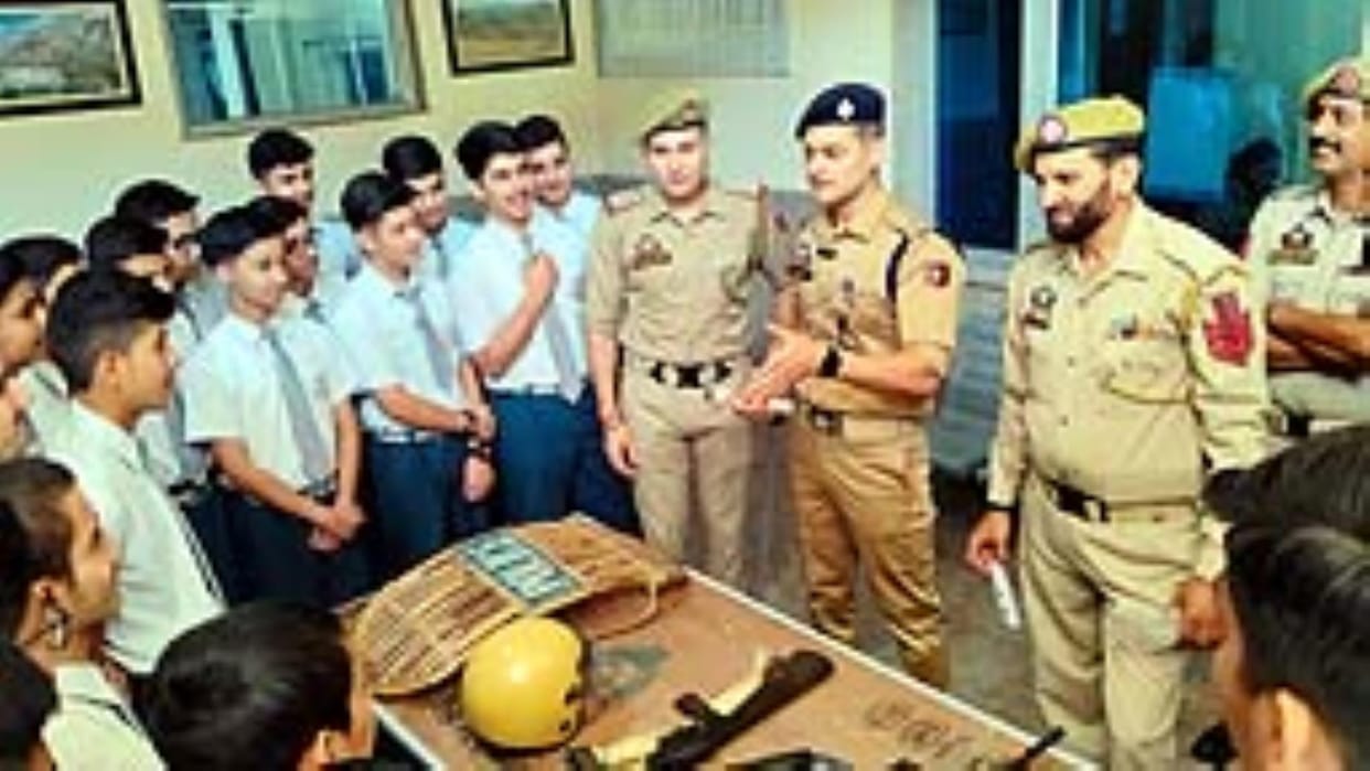 Students Visit Police Station