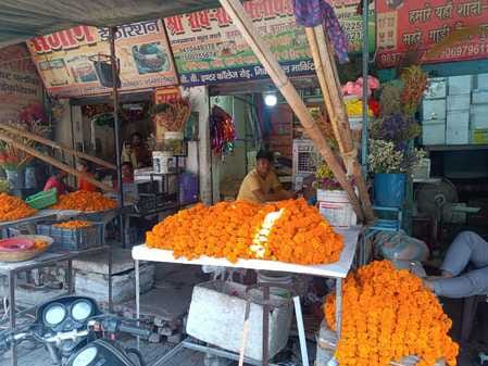 The flower market is fragrant during the wedding season