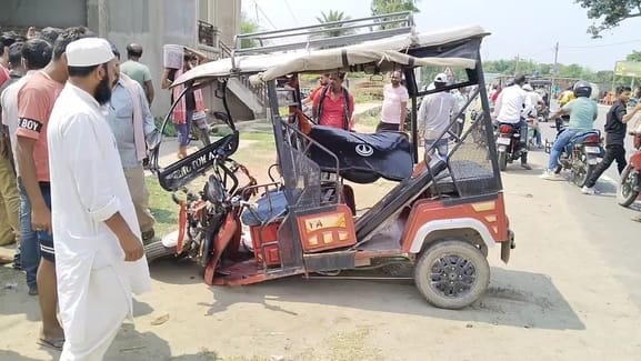 दुर्घटनाग्रस्त ई-रिक्शा और स्कॉर्पियो