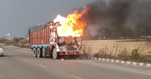 ट्रक में लगी आग