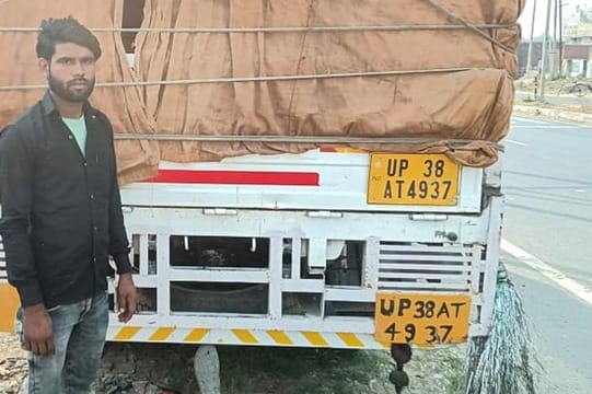 24 boxes of English liquor stolen from truck, report filed against driver
