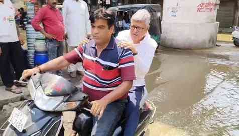 Drains and sewers of Beri Road overflow due to dung of dairies.
