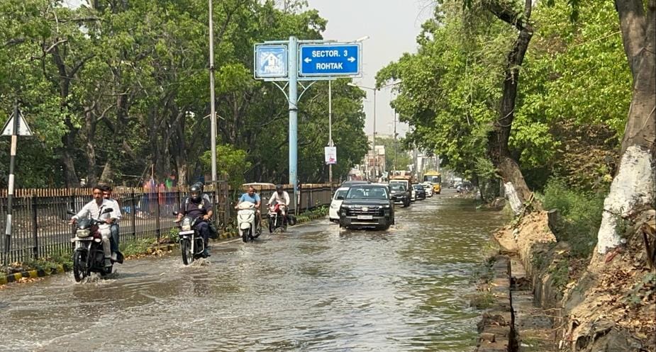 Utensils in houses empty, thousands of liters of water flowed on the road