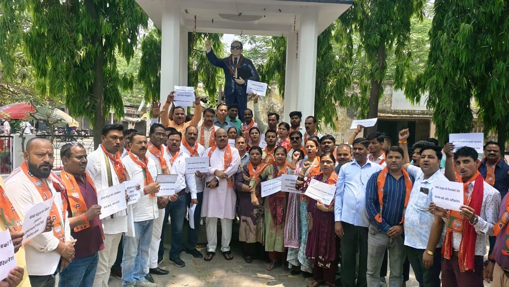 BJP workers got angry at SP for accusing them of insulting Ambedkar