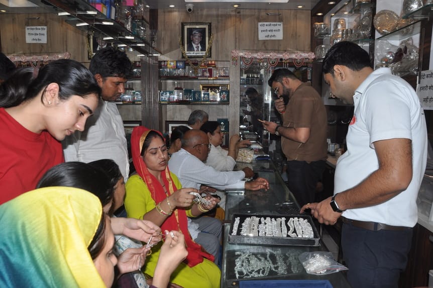 Market filled with excitement on Akshat Tritiya, customers flocked