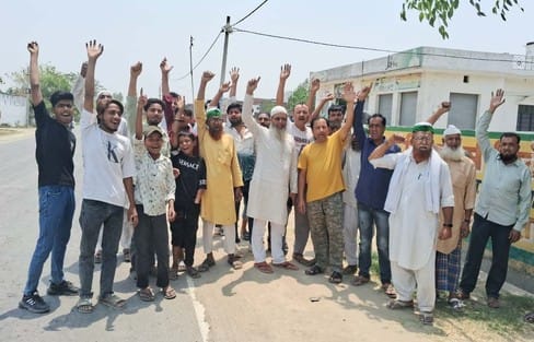 Many trees were burnt due to burning of garbage on the highway, people of Khairi protested
