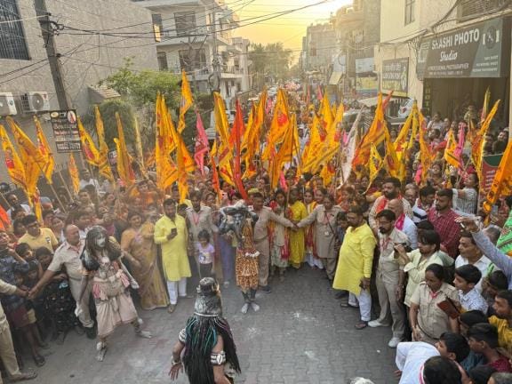 Nishan Yatra was taken out with beautiful tableaux, devotees showered flowers