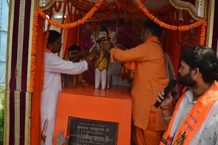 Procession took place on Parshuram Jayanti, devotees showered flowers