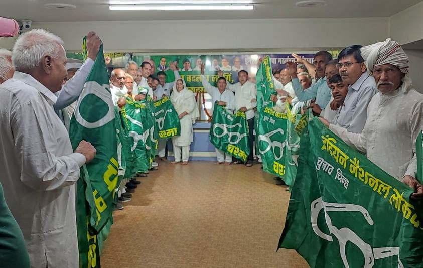 The party's foundation day was celebrated with great pomp in the INLD office