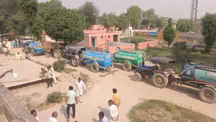 Women got angry when the tanker was filled from the water tank, the main gate was locked