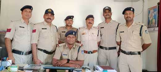 खुलासा करती पुलिस