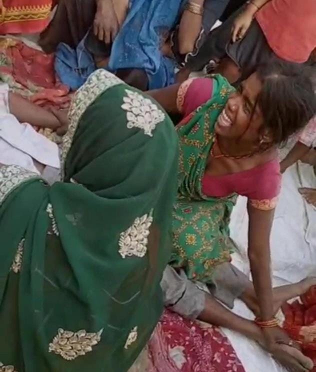 Younger brother beats elder brother with a rod for snatching mobile phone, leads to death