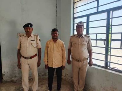 पुलिस गिरफ्त में हेड मास्टर