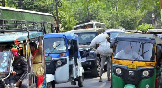 Illegal tempo stand at every intersection, causing traffic jam