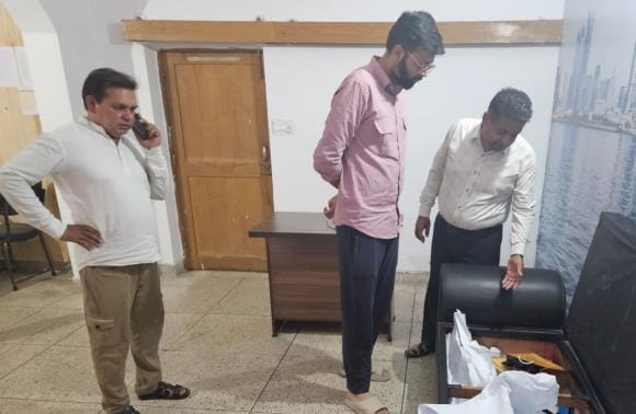 Thieves broke into the office and stole Rs 1.40 lakh