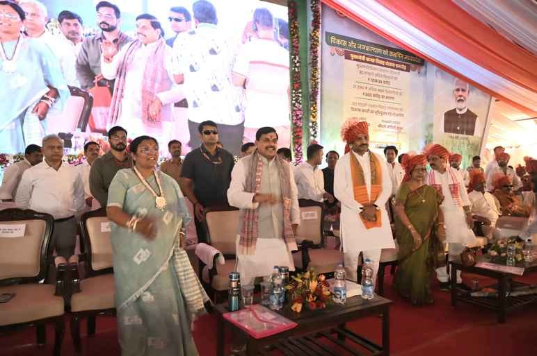 In Dhar, CM distributed billions of rupees to farmers and workers, blessed 2123 couples