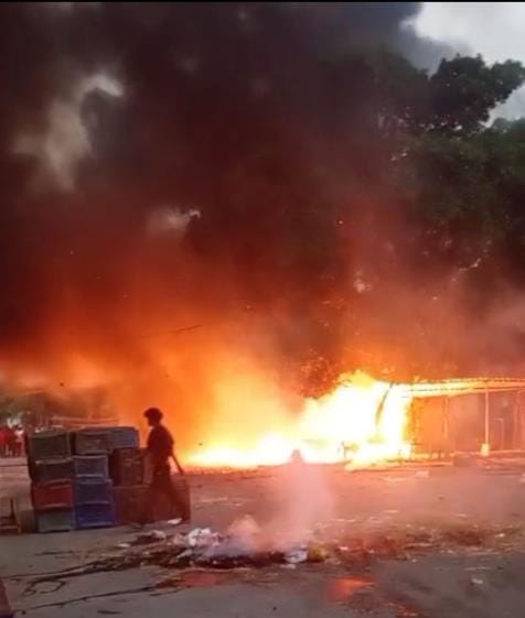 A short circuit caused a fire in the fruit shop and canteen