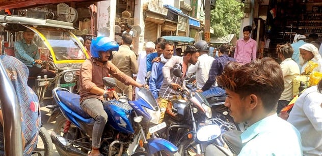 Goods kept on the footpath... people troubled by traffic jam in the market