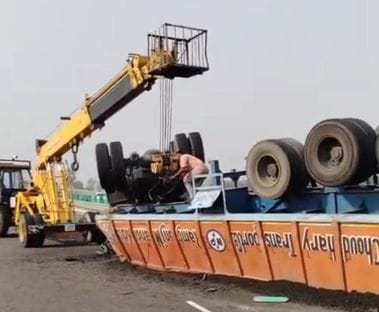 Uncontrolled container overturned, driver died, another injured