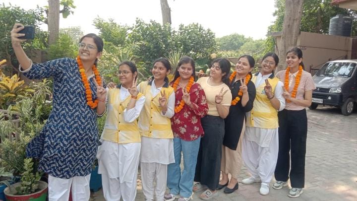 mainpuri news isc topper anshika singh