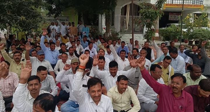 Teachers raised their voice for restoration of old pension