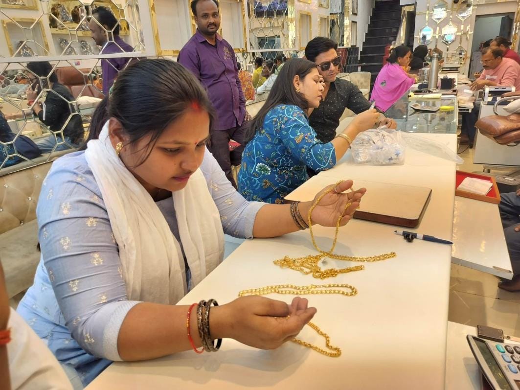 Gold shines on Akshaya Tritiya, business worth 5 crores done
