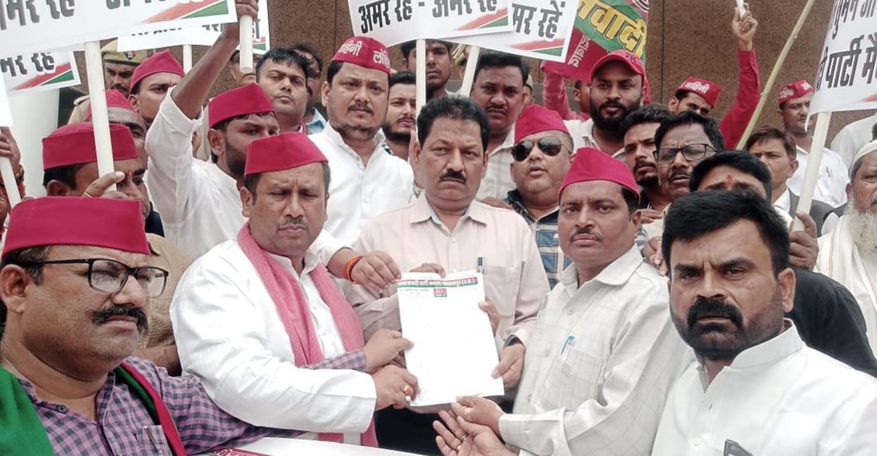 SP workers took to the streets in protest against the attack on SP national general secretary