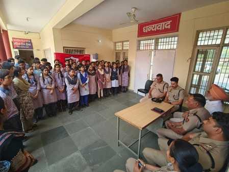 Dost Police: Students saw the work of the police station and asked many questions